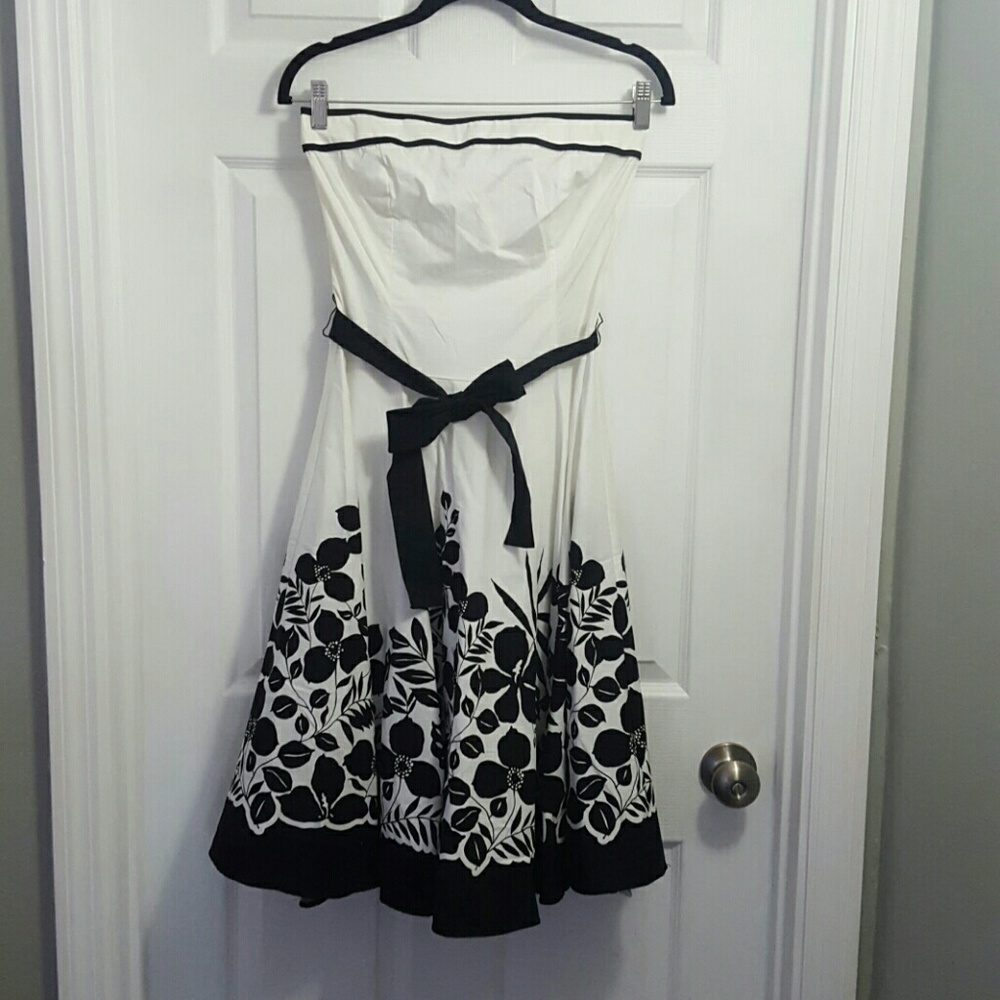 ⬇️Black and white sundress